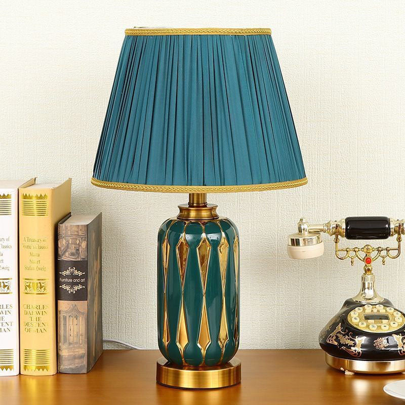 Moderne Luxus-Trapezvase Basis Keramik Stoff 1-Licht Tischlampe für Schlafzimmer 