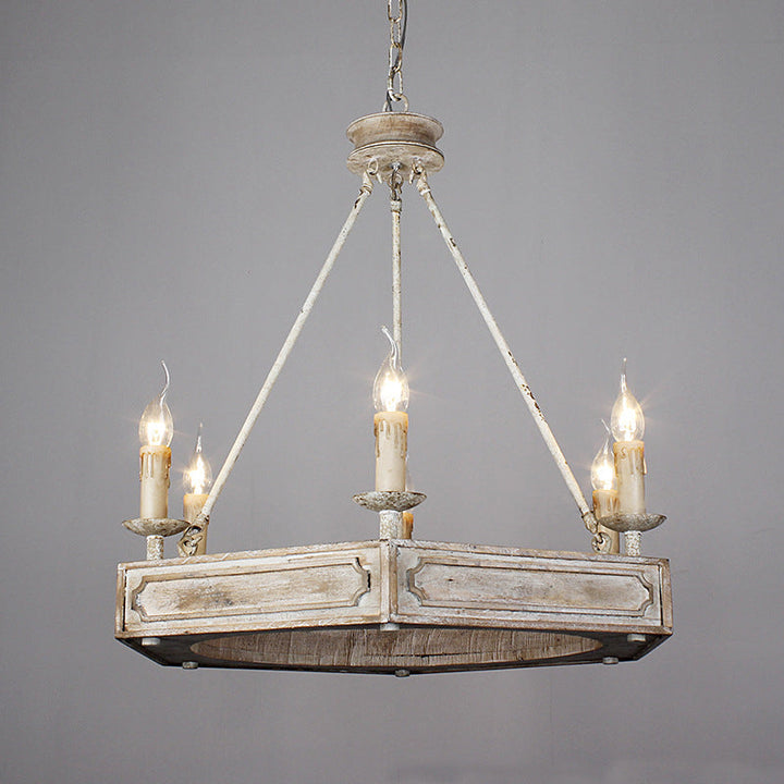 Traditioneller rustikaler Kronleuchter in Distressed-Weiß mit Schnitzdetails aus Holz, Eisen-Akzenten und PC-Balken, sechseckig, 6-flammig, für das Wohnzimmer 
