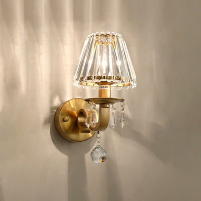 Applique murale contemporaine de luxe avec cadre finition dorée et abat-jour en cristal à 1 lumière pour salon 