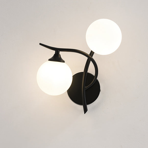 Applique murale à 2 lumières avec abat-jour en verre sphérique et ligne courbe en fer de simplicité contemporaine pour chambre 