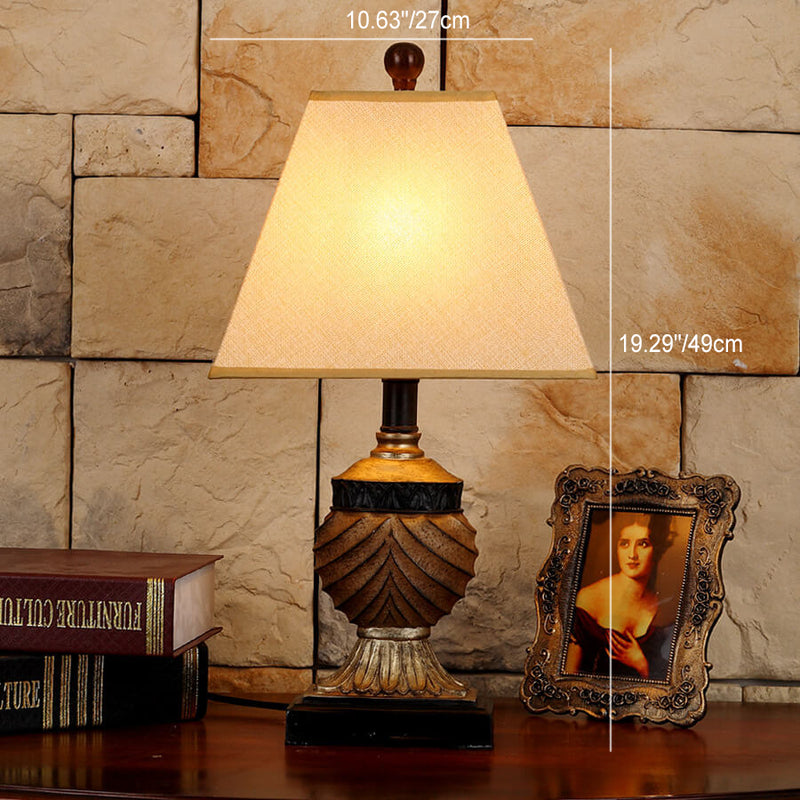 Lámpara de mesa de 1 luz con base tallada de resina y pantalla de tela con diseño de rayas de orbe tradicional europea para dormitorio 
