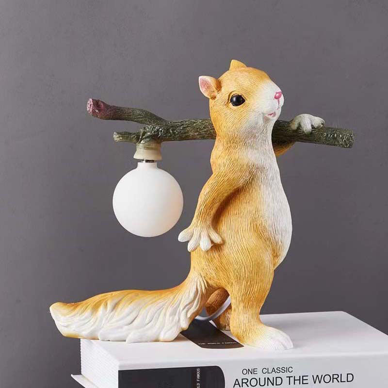 Zeitgenössische kreative Eichhörnchen Harz Glas 1-Licht Tischlampe für Schlafzimmer 