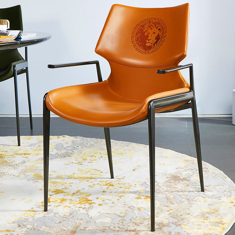 Chaise de salle à manger moderne en cuir PU à surface carrée incurvée avec dossier et accoudoirs en acier inoxydable pour salle à manger 