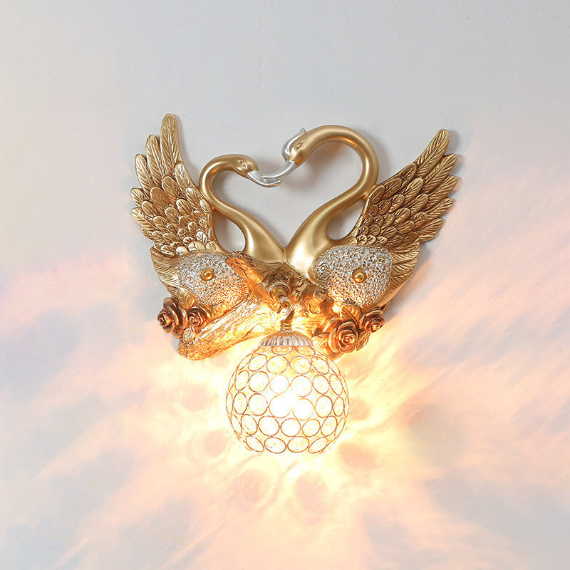Traditionelle europäische Schwanenkugel-Harz-Eisen-1-Licht-Wandleuchterlampe für Wohnzimmer 