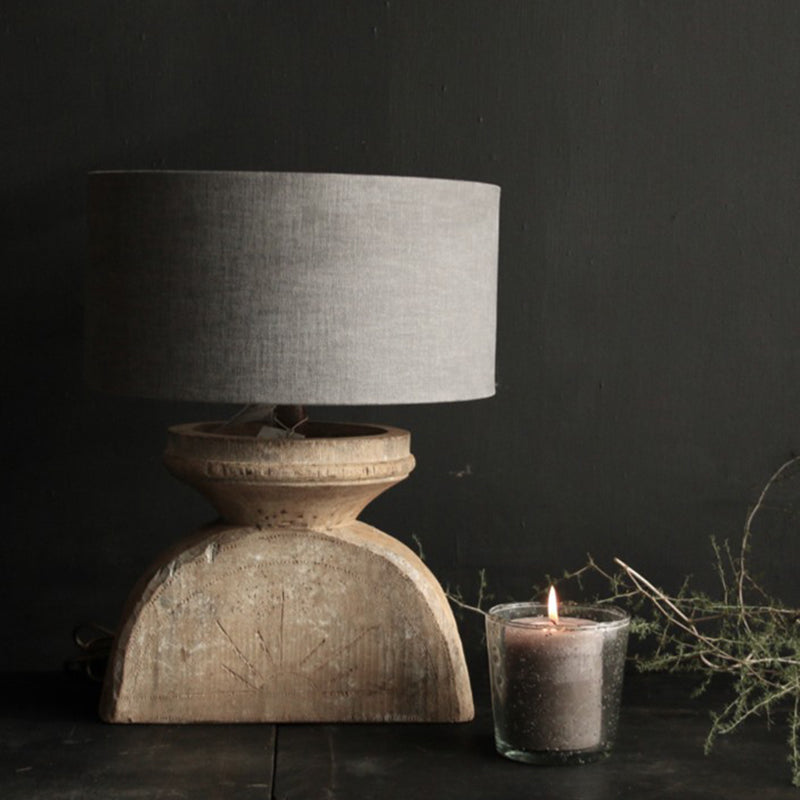 Traditionelle rustikale Tischlampe mit Stoffschirm und dunklem Holzsockel im Used-Look für das Home Office 