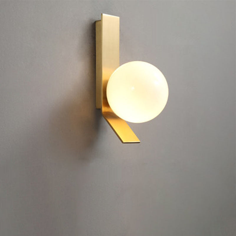 Simplicité Contemporaine Applique Murale en Fer avec Abat-jour en Verre en Forme de Boule 1/2-Lumière pour Salon 