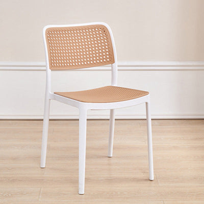 Chaise de salle à manger empilable en plastique ressemblant à du rotin carré à la simplicité contemporaine avec accoudoirs et dossier pour salle à manger 