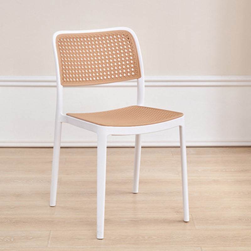 Chaise de salle à manger empilable en plastique ressemblant à du rotin carré à la simplicité contemporaine avec accoudoirs et dossier pour salle à manger 