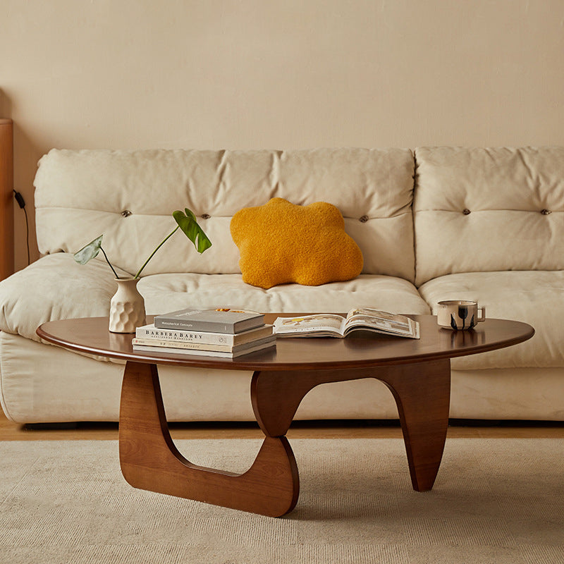 Traditioneller Vintage-Dreieck-Couchtisch mit abgerundeten Kanten aus massivem Gummibaumholz für das Wohnzimmer 