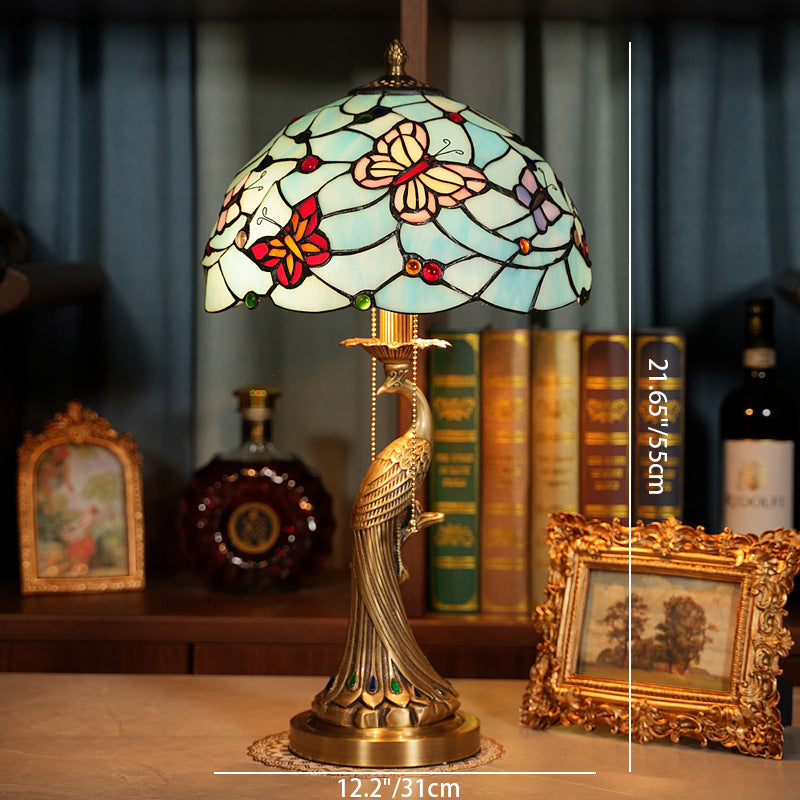 Lampe de table 1 lumière avec abat-jour en verre teinté papillon pastoral Tiffany traditionnel et base en matériel paon pour la maison et le bureau 