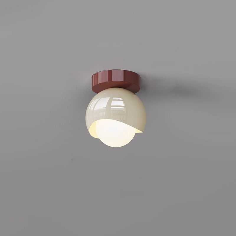 Plafonnier semi-encastré contemporain en fer crème français avec abat-jour sphérique en verre à 1 lumière pour couloir 