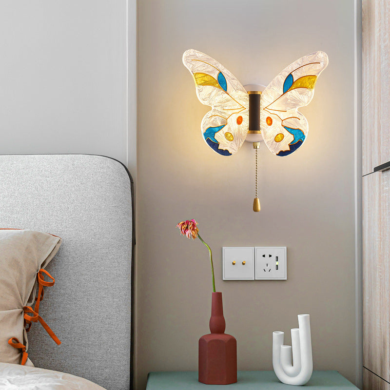 مصباح حائط LED بتصميم فراشة إبداعية معاصرة بأجنحة أكريليك ملونة ومينا حديد لغرفة المعيشة 