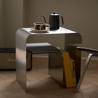 Table d'appoint moderne minimaliste en acier inoxydable incurvé avec étagères de rangement pour salon 