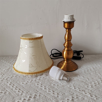 Traditionelle französische Stoff-Metall-Blumen-Zylinder-Fransenperle 1-flammige Tischlampe für Schlafzimmer 