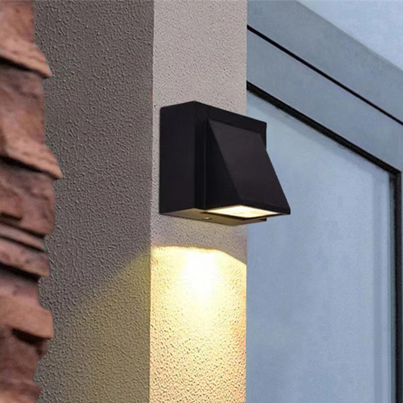 Lampe murale LED extérieure en aluminium rectangulaire triangulaire imperméable à la simplicité moderne pour le jardin 