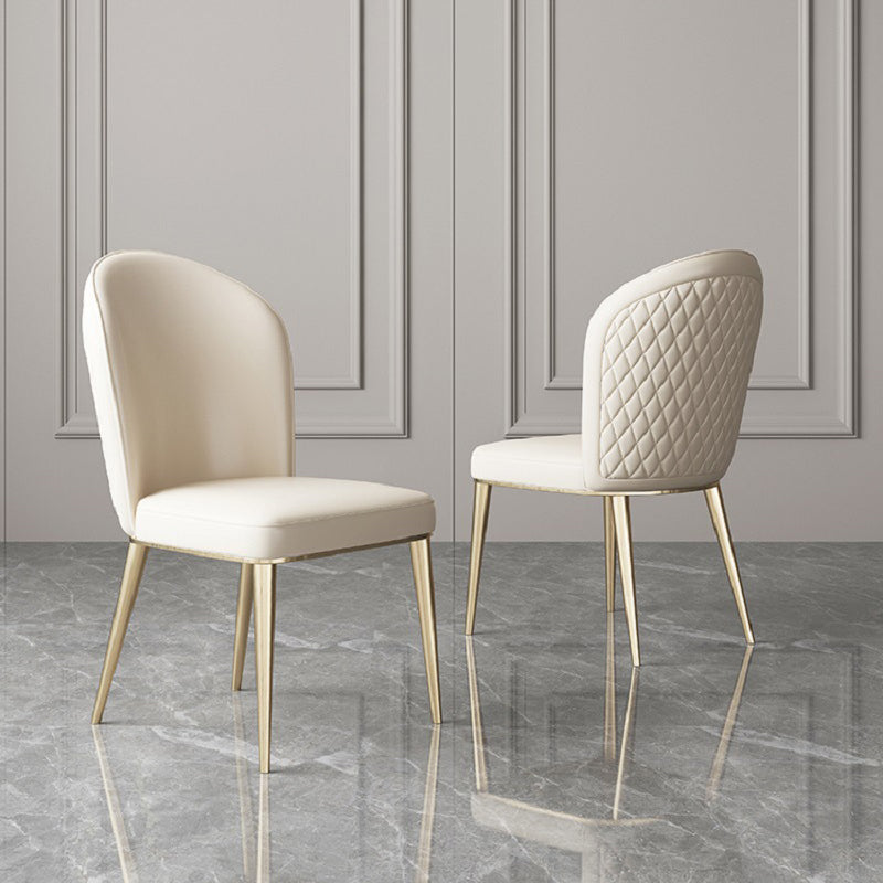 Chaise de salle à manger contemporaine nordique en cuir incurvé avec dossier rembourré et pieds effilés en métal 