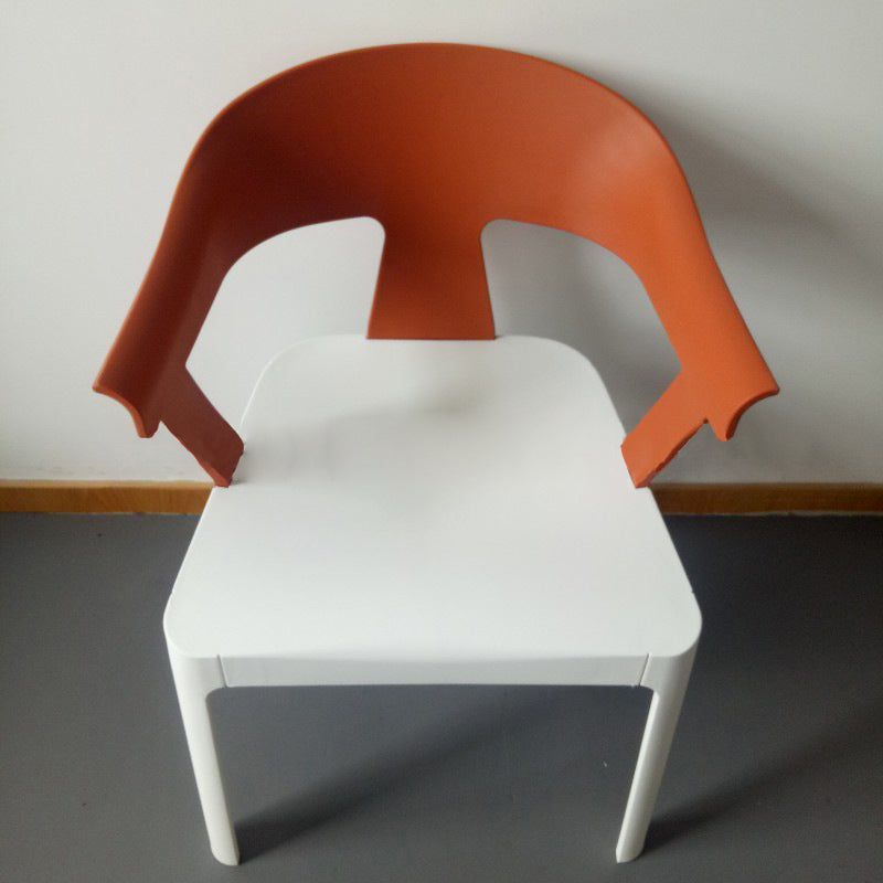 Chaise de salle à manger en plastique trapézoïdale minimaliste moderne avec dossier et accoudoirs pour salle à manger 