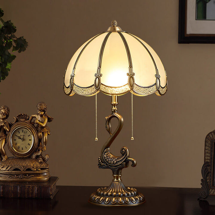 Traditionelle 2-flammige Tischlampe mit Schwanensockel aus Kupfer und europäischem Buntglas für Schlafzimmer und Homeoffice 