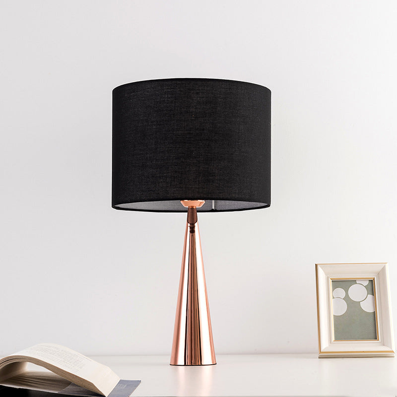 Lampe de table contemporaine scandinave à base conique en tissu noir 1 lumière pour bureau 
