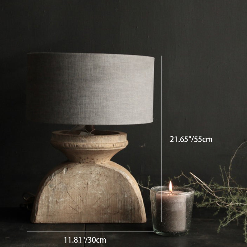 Traditionelle rustikale Tischlampe mit Stoffschirm und dunklem Holzsockel im Used-Look für das Home Office 
