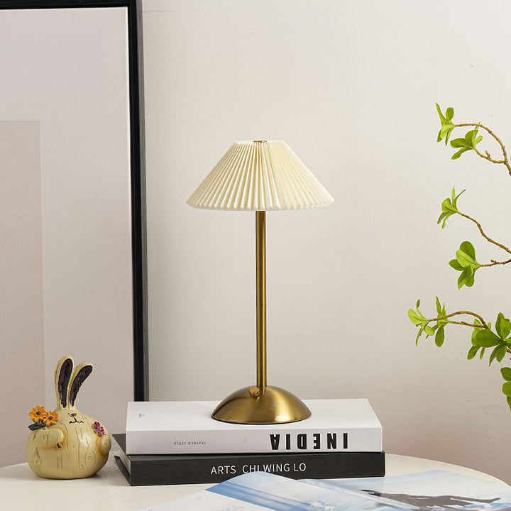 Lámpara de mesa contemporánea escandinava recargable de tela cónica plisada de 1 luz para mesita de noche 