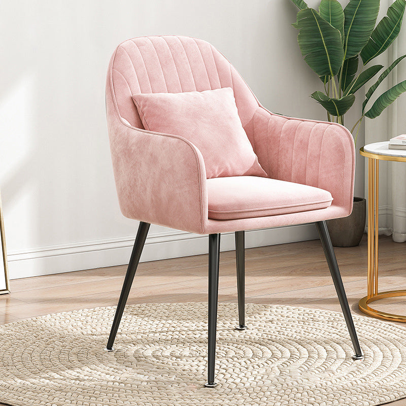 Chaise de salle à manger contemporaine scandinave en velours avec jambes en métal incurvées, dossier et accoudoirs 