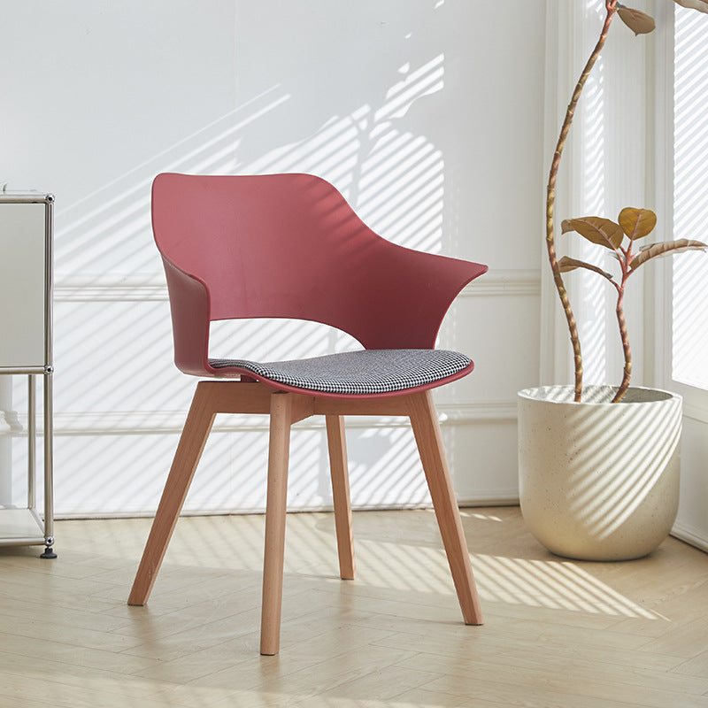 Zeitgenössischer nordischer quadratisch-trapezförmiger Stuhl aus PP-Kunststoff, Edelstahl und Lindenholz mit Rückenlehne für das Wohnzimmer 