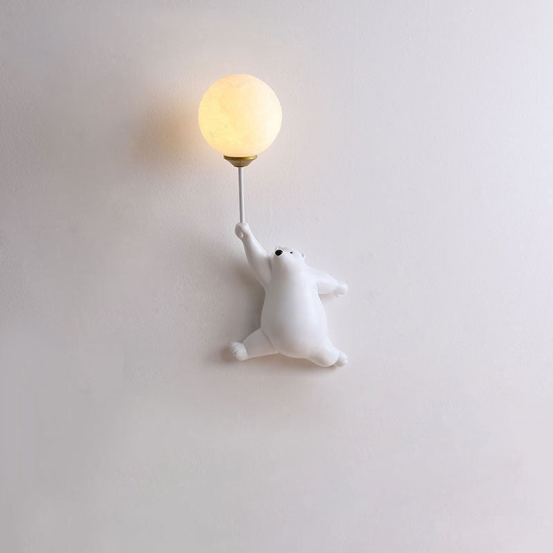 Zeitgenössische kreative Bärenharzglas 1-Licht-Wandleuchte für das Schlafzimmer 