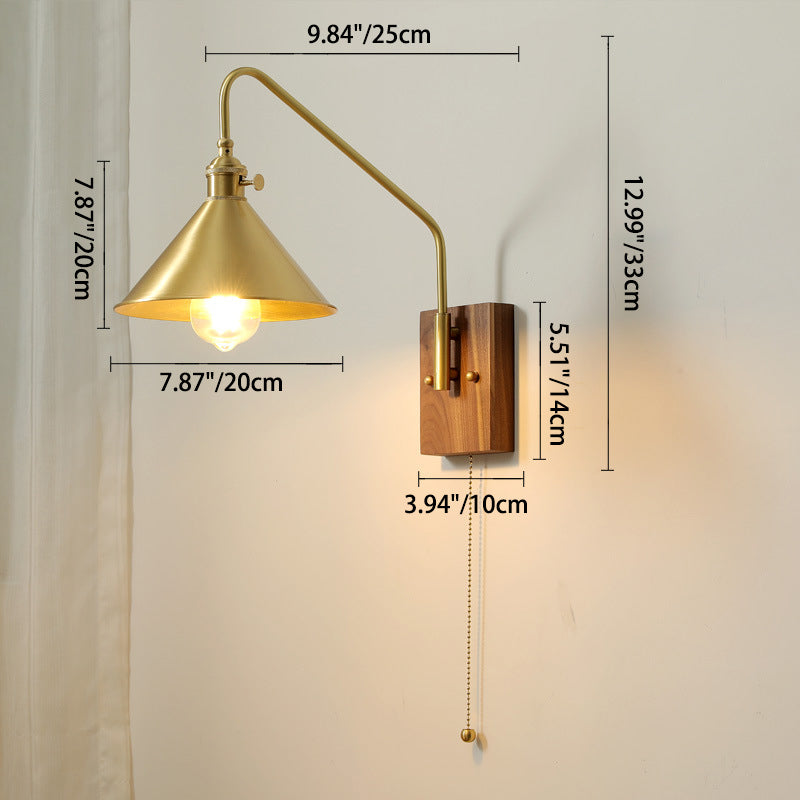 Applique murale contemporaine rétro en laiton et noyer conique à 1 lumière pour chevet 
