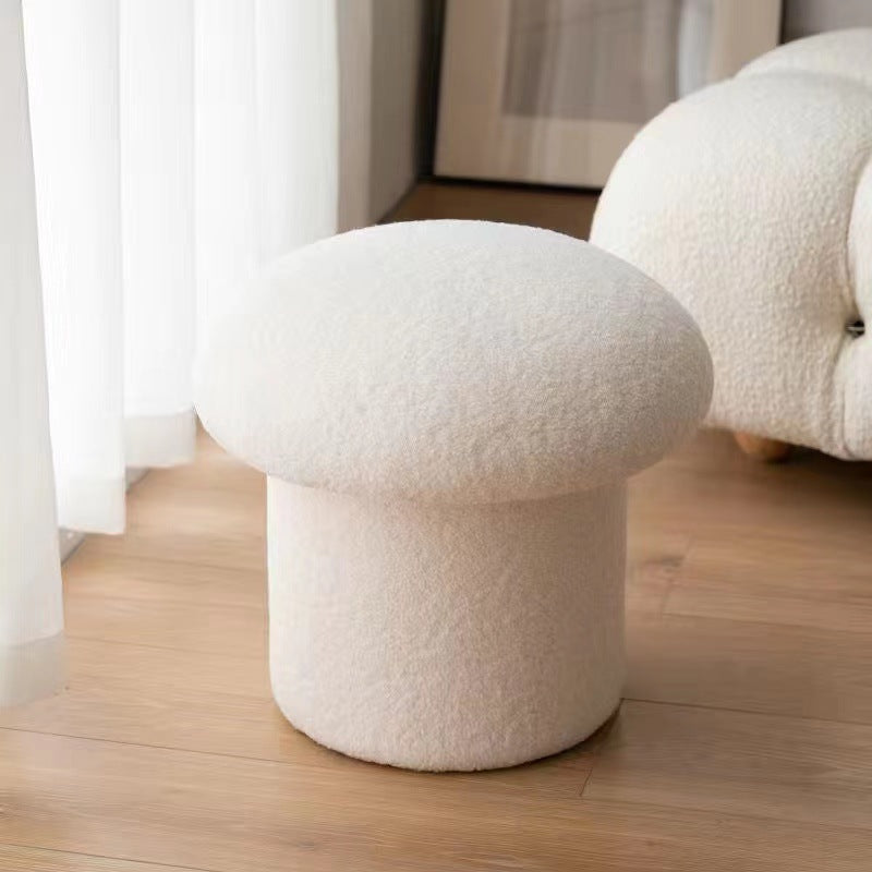 Moderner minimalistischer Zylinder-Hocker in Pilzform aus Sherpa-Fleece und Holz für den Schminktisch im Schlafzimmer 