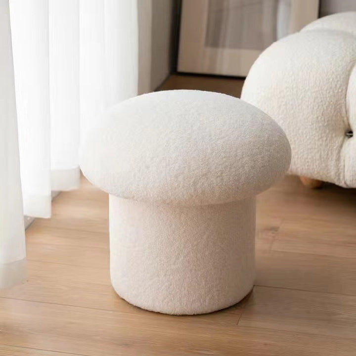Moderner minimalistischer Zylinder-Hocker in Pilzform aus Sherpa-Fleece und Holz für den Schminktisch im Schlafzimmer 