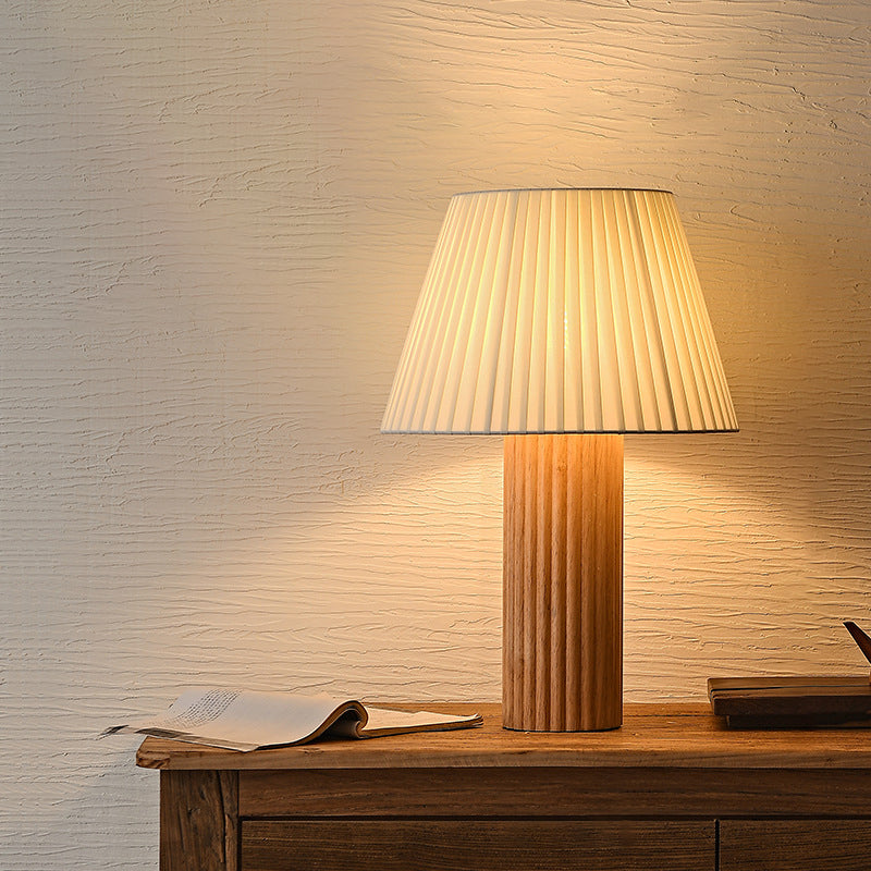 Lámpara de mesa de 1 luz de cilindro retro contemporáneo de madera plisada y tela con latón para mesita de noche 