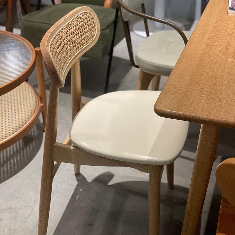 伝統的な日本の四角いフェイクレザー張りの木製スプレッドレッグダイニングチェア、ダイニングルーム用の背もたれ 
