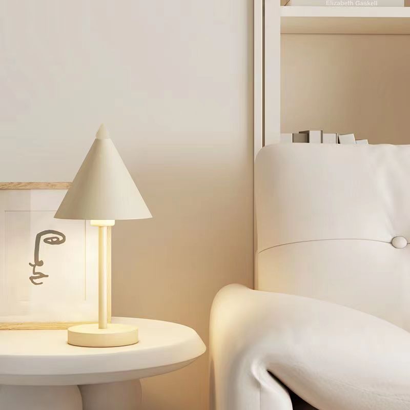 Moderne minimalistische Eisen PVC Kegel 1-Licht Tischlampe für Schlafzimmer 