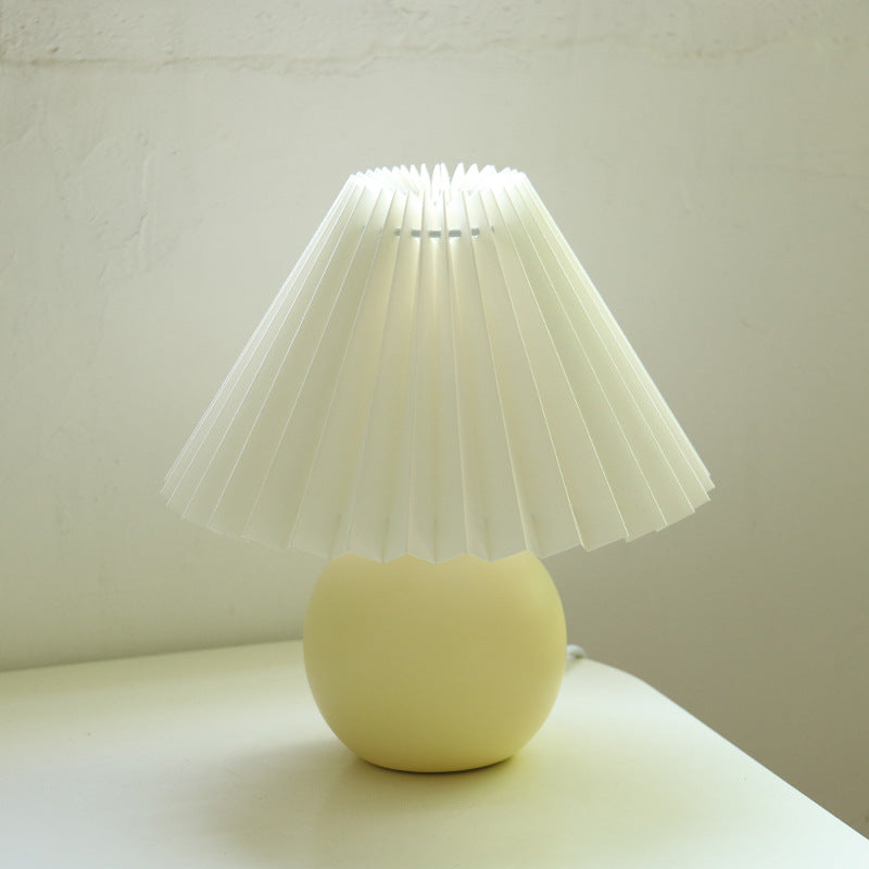 Zeitgenössische Retro Plissee Stoff Runde Keramik Basis 1-Licht Tischlampe für Schlafzimmer