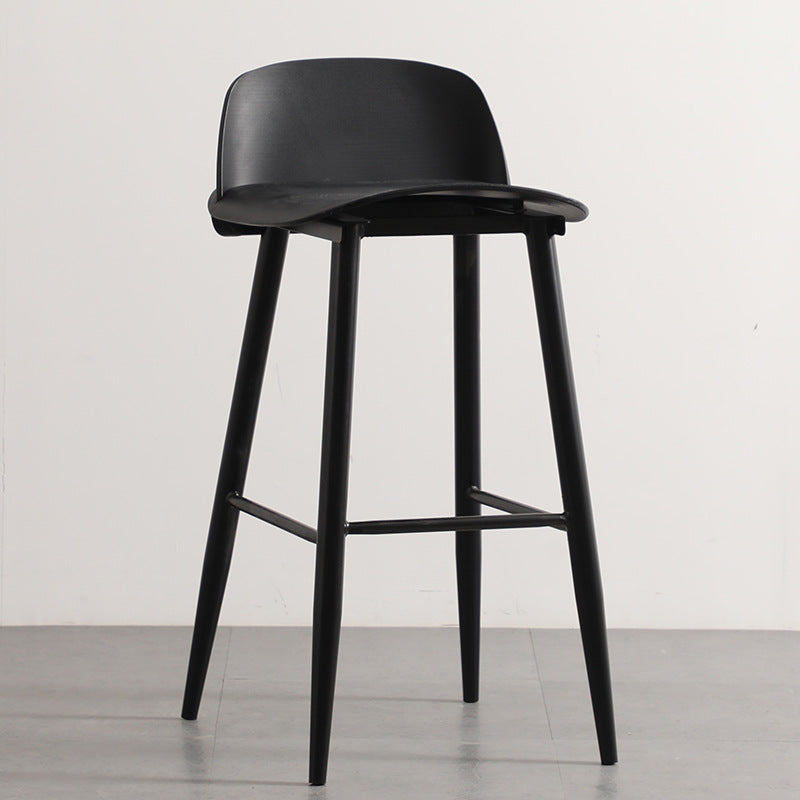 Moderner minimalistischer rechteckiger Barhocker aus Kohlenstoffstahl mit Kunststofflehne für das Esszimmer 