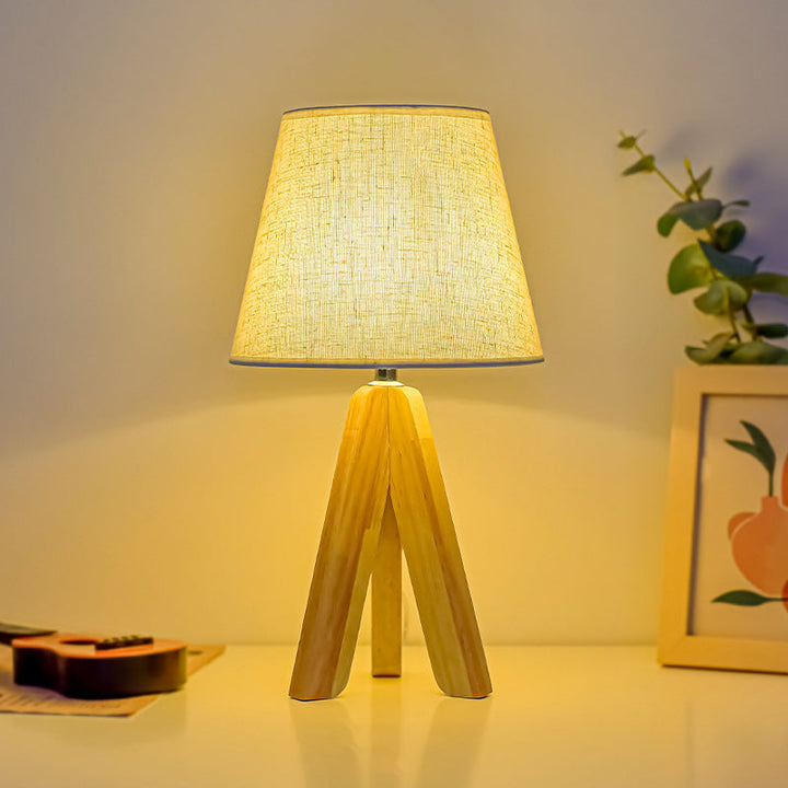 Lampe de table LED en bois massif avec base trépied ronde de style bohème contemporain en tissu pour chambre à coucher 