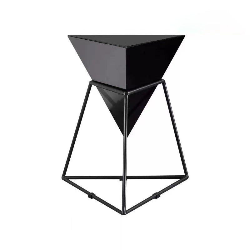 Zeitgenössischer nordischer Dreieck-Pyramiden-Glas-Schiefer-Metall-Beistelltisch für das Bett 