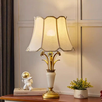 Zeitgenössische Luxus-Stoffschirm Jade Alle Kupfer geschnitzte Basis 1-Licht Tischlampe für Home Office 