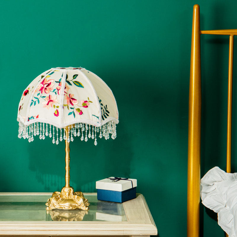 Lampe de table à 1 lumière avec dôme en cuivre et motif de fleur en tissu européen traditionnel pour chevet 