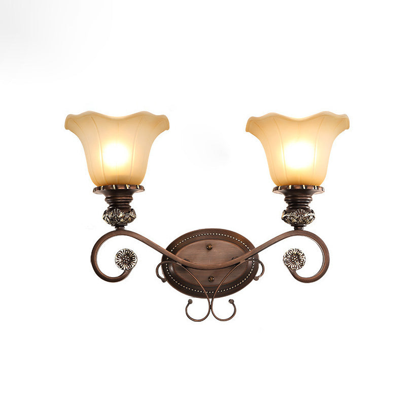 Traditionelle rustikale Milchglas-Blumenschirm-Eisen-Harz-1/2-Licht-Wandleuchter-Lampe für Schlafzimmer 