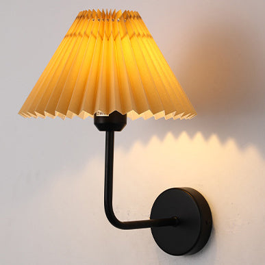 Zeitgenössische Einfachheit Plissee Kegel Eisen Stoff 1-Licht Wandleuchte Lampe für Wohnzimmer 