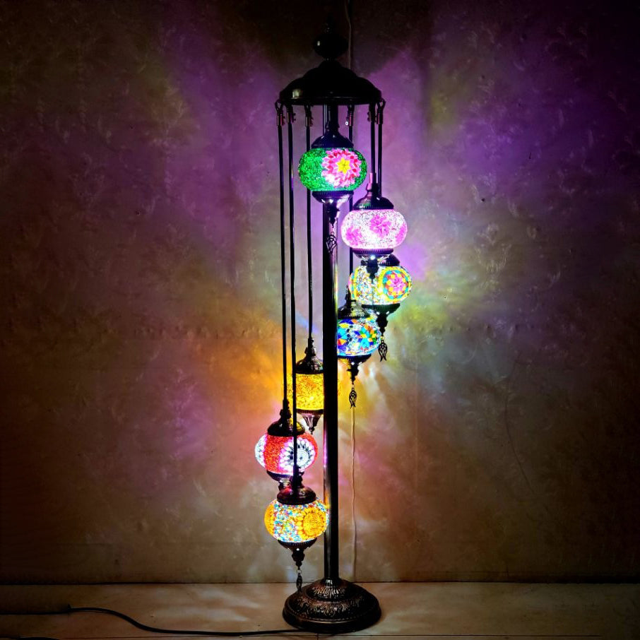 Lámpara de pie de vidrio teñido de hierro con bola ovalada tradicional Tiffany de 5/7 luces para sala de estar 