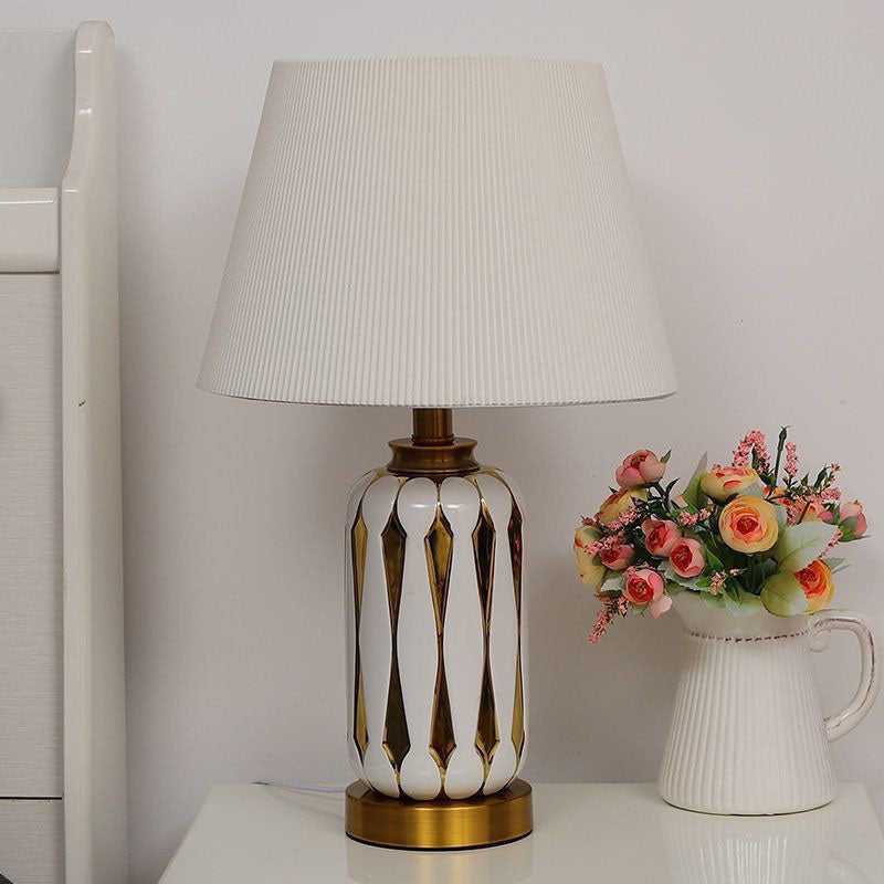 Moderne Luxus-Trapezvase Basis Keramik Stoff 1-Licht Tischlampe für Schlafzimmer 