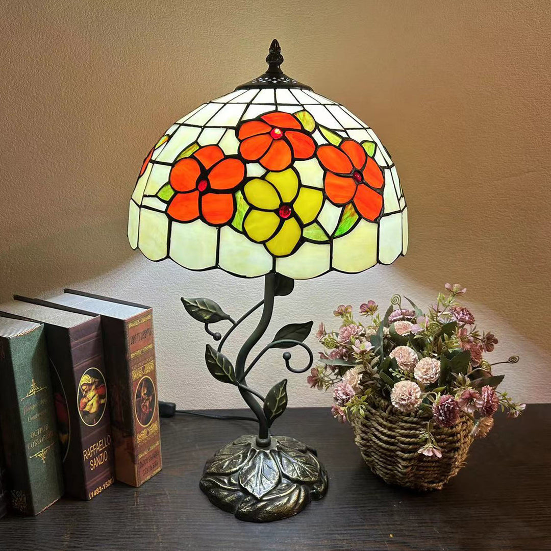 Lampe de table traditionnelle Tiffany en résine avec dôme conique et motif de fleurs et feuilles à 1 lumière pour chevet 