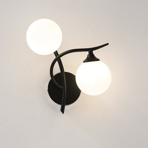 Applique murale à 2 lumières avec abat-jour en verre sphérique et ligne courbe en fer de simplicité contemporaine pour chambre 