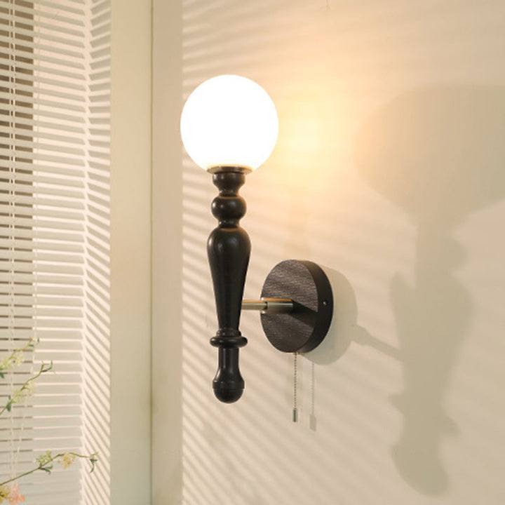 Applique murale contemporaine rétro en bois, aluminium et verre avec boule à 1 lumière pour chambre 