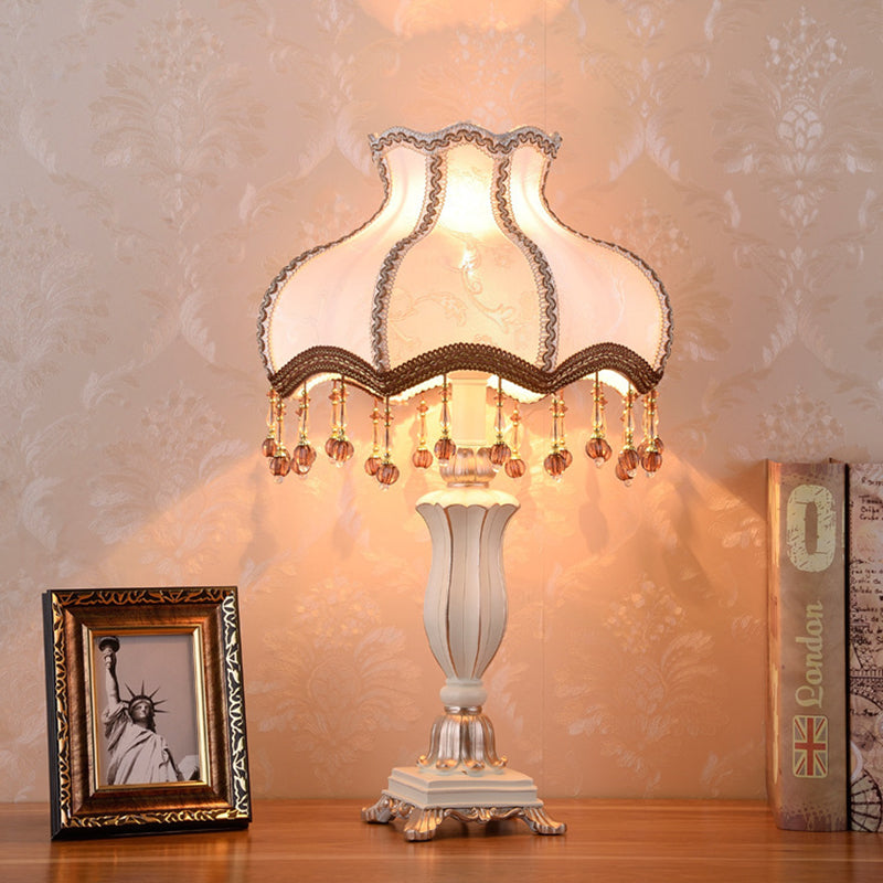 Traditionelle europäische Court Top Harz Stoff 1-Licht Tischlampe für Schlafzimmer 