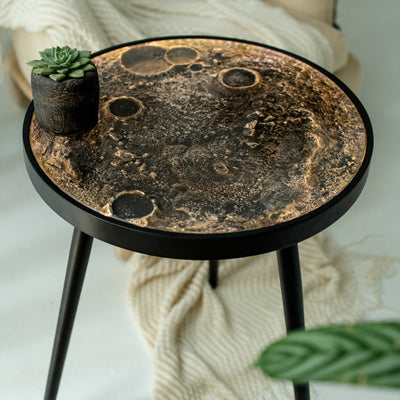 Mesa de café contemporánea redonda de resina y madera con superficie lunar para sala de estar 