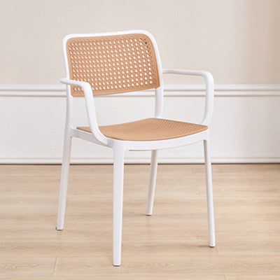 Chaise de salle à manger empilable en plastique ressemblant à du rotin carré à la simplicité contemporaine avec accoudoirs et dossier pour salle à manger 